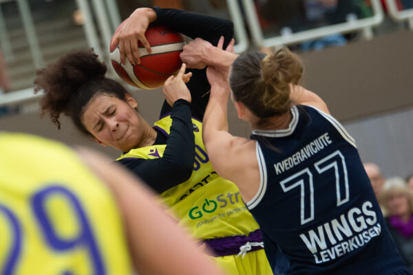 Medical Instinct Veilchen BG74 Göttingen Orthomol WINGS Leverkusen Damen-Basketball-Bundesliga, Saison 2023 / 2024, Medical Instinct Veilchen BG74 Göttingen - orthomol WINGS Leverkusen, 10.12.2023, Göttingen. Göttingens Alison Lewis (l) spielt gegen Leverkusens Mante Kvederaviciute. Foto: Swen Pförtner