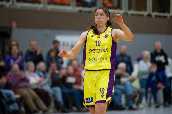 Medical Instinct Veilchen BG74 Göttingen Orthomol WINGS Leverkusen Damen-Basketball-Bundesliga, Saison 2023 / 2024, Medical Instinct Veilchen BG74 Göttingen - orthomol WINGS Leverkusen, 10.12.2023, Göttingen. Göttingens Vasiliki Karambatsa gestikuliert. Foto: Swen Pförtner