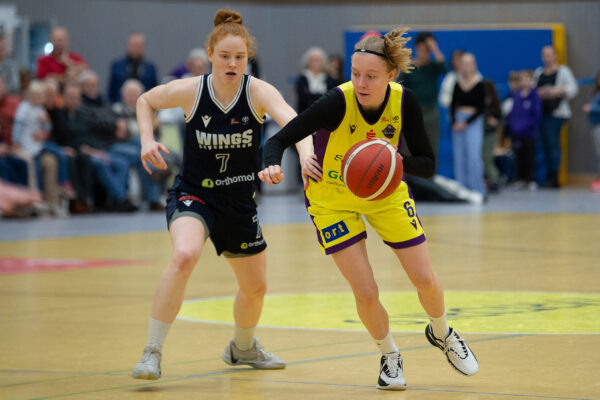 Medical Instinct Veilchen BG74 Göttingen Orthomol WINGS Leverkusen Damen-Basketball-Bundesliga, Saison 2023 / 2024, Medical Instinct Veilchen BG74 Göttingen - orthomol WINGS Leverkusen, 10.12.2023, Göttingen. Göttingens Annika Oevermann (r) spielt gegen Leverkusens Lea Wolff. Foto: Swen Pförtner