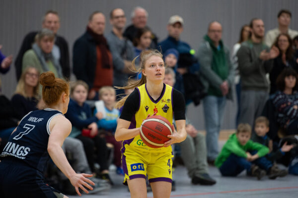 Medical Instinct Veilchen BG74 Göttingen Orthomol WINGS Leverkusen Damen-Basketball-Bundesliga, Saison 2023 / 2024, Medical Instinct Veilchen BG74 Göttingen - orthomol WINGS Leverkusen, 10.12.2023, Göttingen. Göttingens Meike Oevermann (r) spielt gegen Leverkusens Lea Wolff. Foto: Swen Pförtner