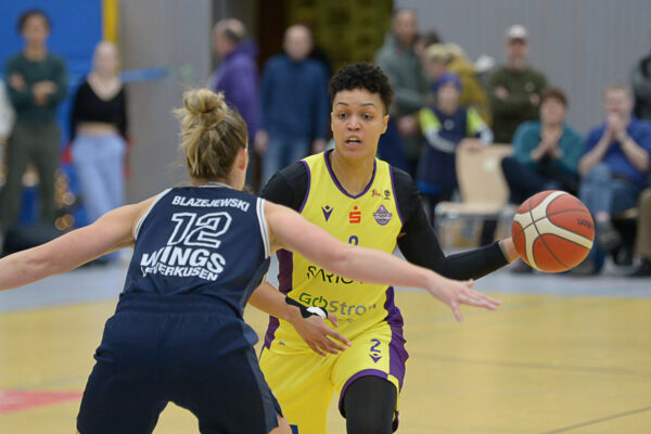 Medical Instinct Veilchen BG74 Göttingen Orthomol WINGS Leverkusen Damen-Basketball-Bundesliga, Saison 2023 / 2024, Medical Instinct Veilchen BG74 Göttingen - orthomol WINGS Leverkusen, 10.12.2023, Göttingen. Göttingens Chelsea Waters (r) spielt gegen Leverkusens Maria Blazejewski. Foto: Swen Pförtner